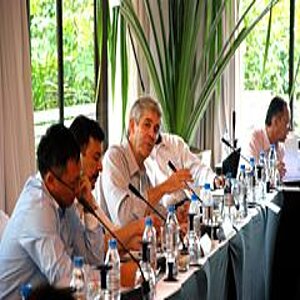 Mehrere Menschen an einem Tisch beim Workshop des Mitigation Action Implementation Network 