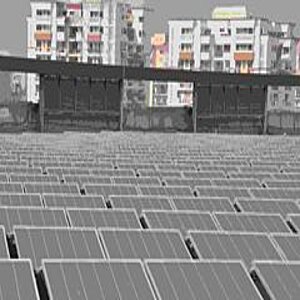 Solarzellen, im Hintergrund Häuser