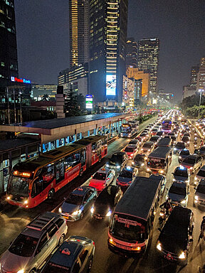 TransJakarta-Busse mitten im Verkehr auf der Hauptverkehrsachse von Jakarta. (Foto: ITDP Indonesien)