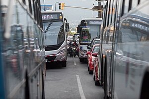 Busse sind in Costa Ricas Verkehr keine Seltenheit; Foto: Pablo Cambronero/GIZ